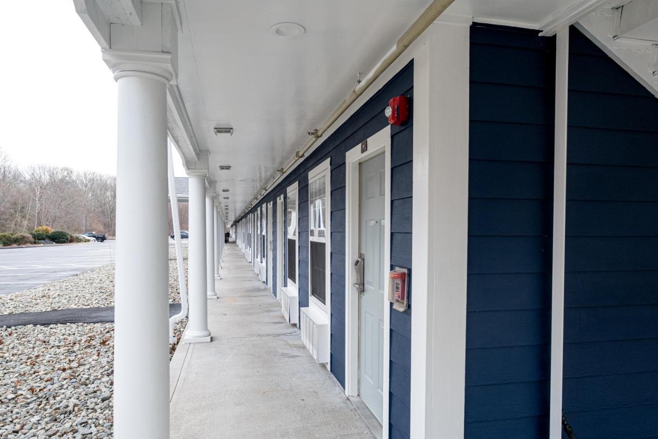 Hilltop Inn & Suites, Near Foxwoods Casino North Stonington Exterior photo